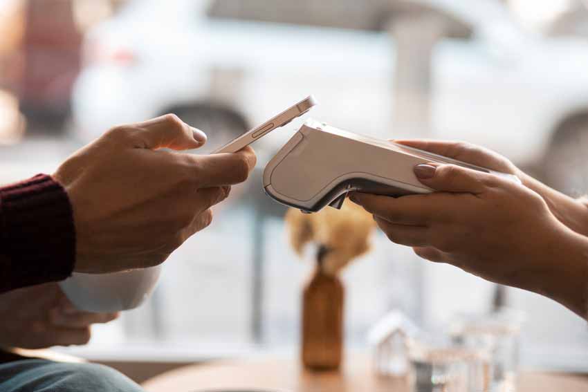 Plată mobilă într-un restaurant, o tendință esențială în transformarea digitală a sectorului HoReCa