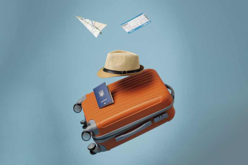 Turist care efectuează o plată contactless, metoda preferată de 85% dintre călători