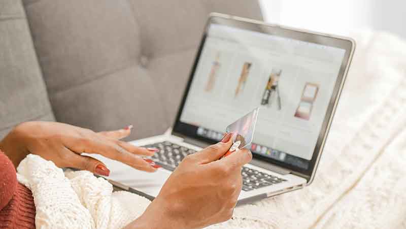 Persona haciendo un pago online a través de los pagos aplazados o "Buy Now Pay Later"