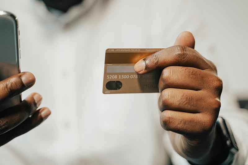 Pessoa a fazer um pagamento online através de pagamentos a prazo ou “Buy now, Pay later”