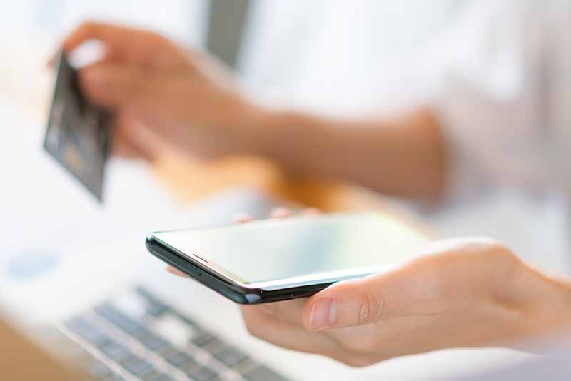 Persona realizando una compra online desde el móvil con pago mediante enlace
