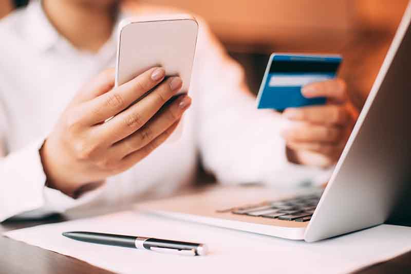 Pessoa a usar o telemóvel para fazer uma compra online através de um link de pagamento.